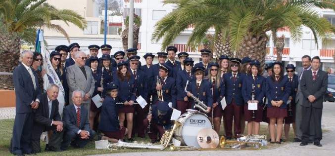 La Banda Filarmónica 1º de Diciembre, en desfile por las calles de Olhao