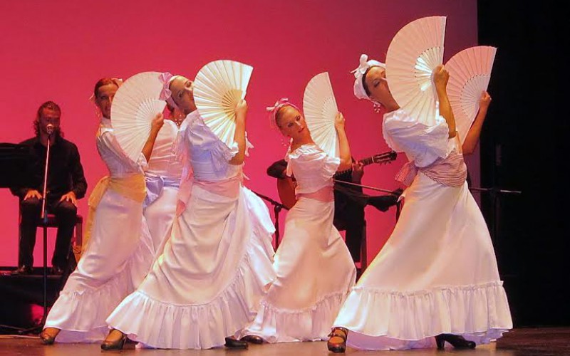 Danza, música y trajes del mundo, en la verbena de Sao Brás
