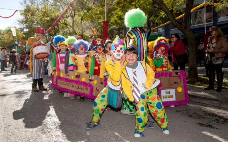 Más de 5.000 mini piratas asaltan Loulé en el Carnaval Infantil
