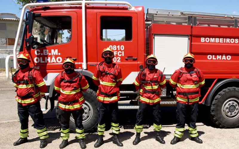 Bomberos de Olhao ayudan a combatir incendios en Aveiro