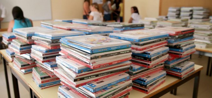 Olhao da libros y material escolar a niños de Primaria