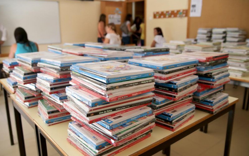 Olhao da libros y material escolar a niños de Primaria