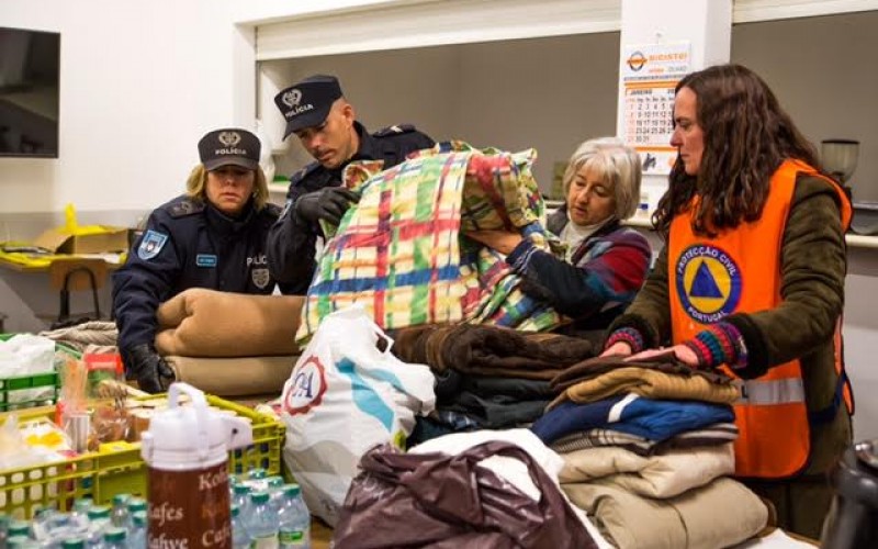 Olhao reparte mantas y ropa de abrigo entre las personas sin hogar
