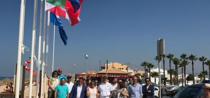 Faro iza sus banderas azules