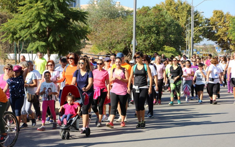 Unas 200 personas apoyan la prevención del cáncer de mama con una caminata solidaria