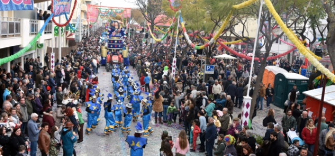 El Carnaval llena de color las calles de Loulé