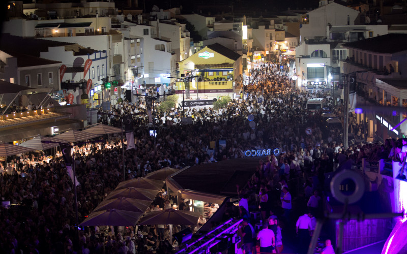 Más de 30.000 personas llenan Carvoeiro en la Noche Black & White