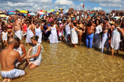 Manta Rota recrea la tradición del Baño Santo