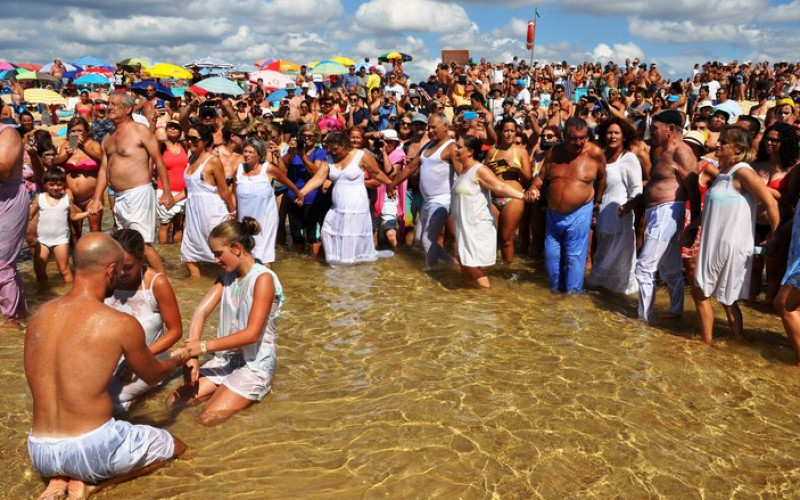 Manta Rota recrea la tradición del Baño Santo