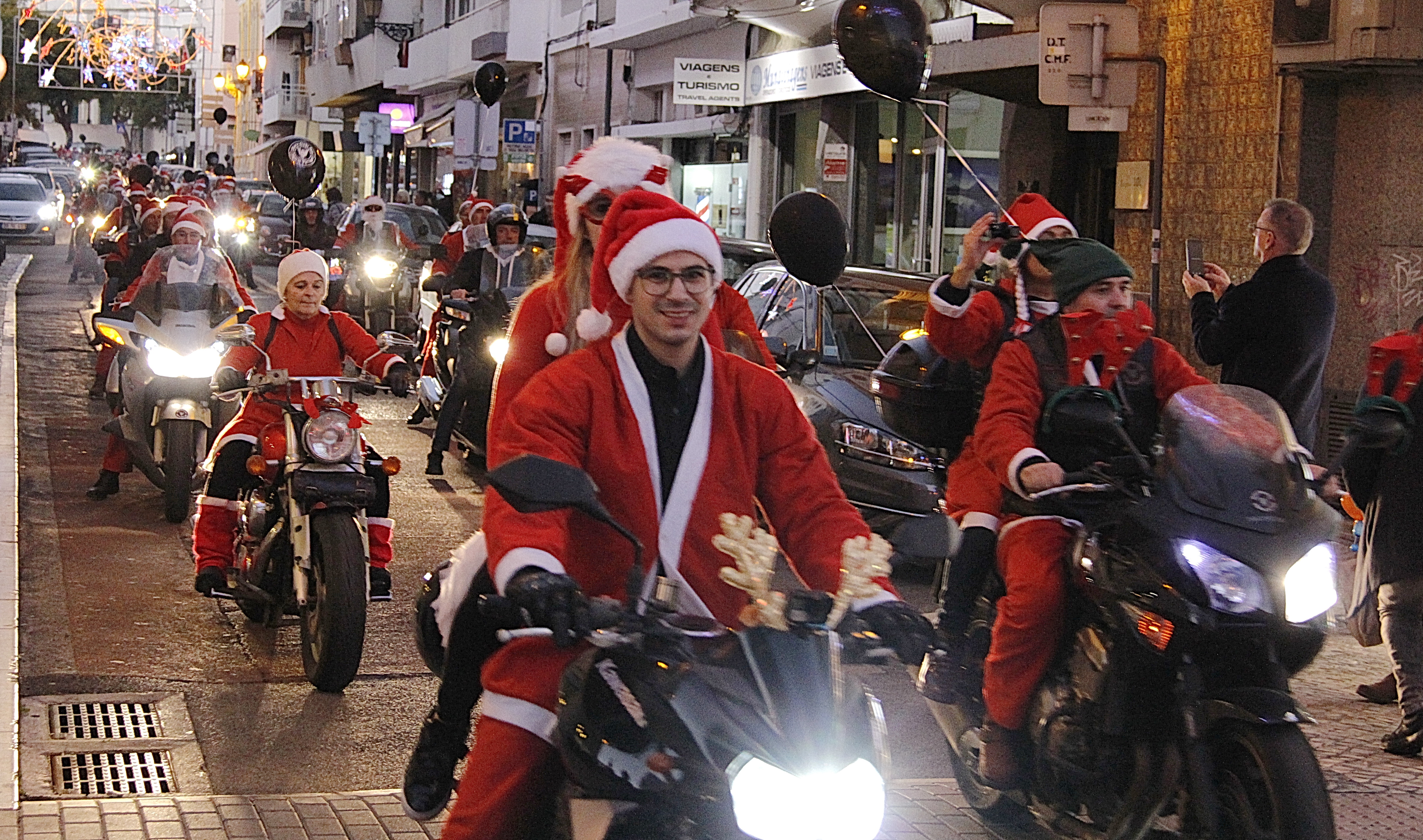 El desfile navideño del Moto Club Faro anima la capital del Algarve