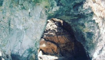 As cavernas escondidas na costa do Algarve