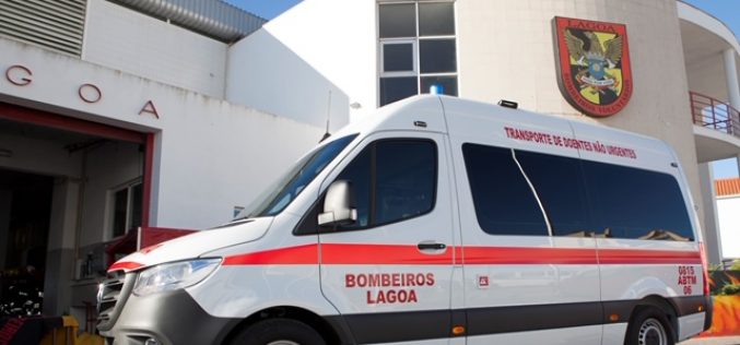 El Presidente Francisco Martins entrega la quinta ambulancia a los Bomberos de Lagoa