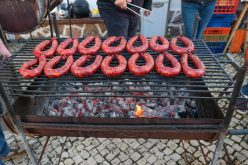 Festa das Chouriças em Querença promove gastronomia serrana
