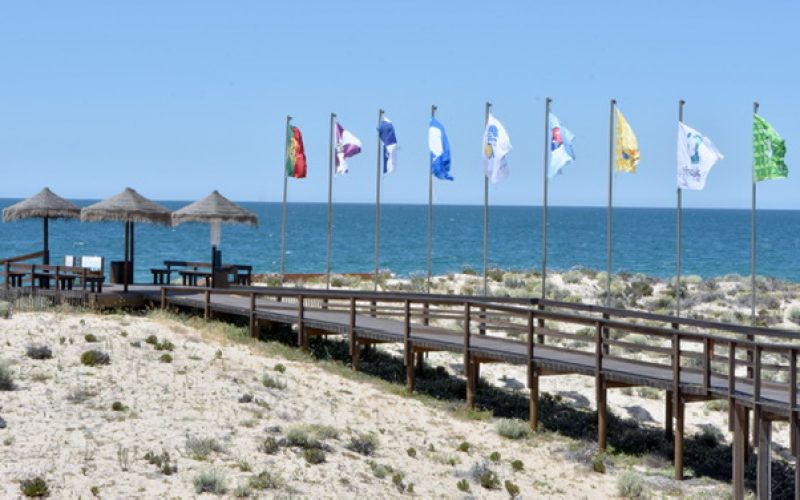 Bandeira Azul hasteada em todas as praias de Loulé