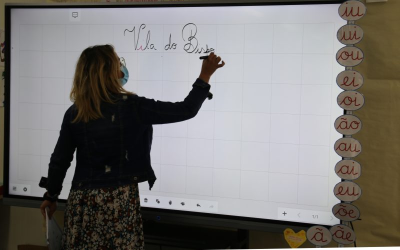Vila do Bispo equipa las escuelas con pizarras digitales